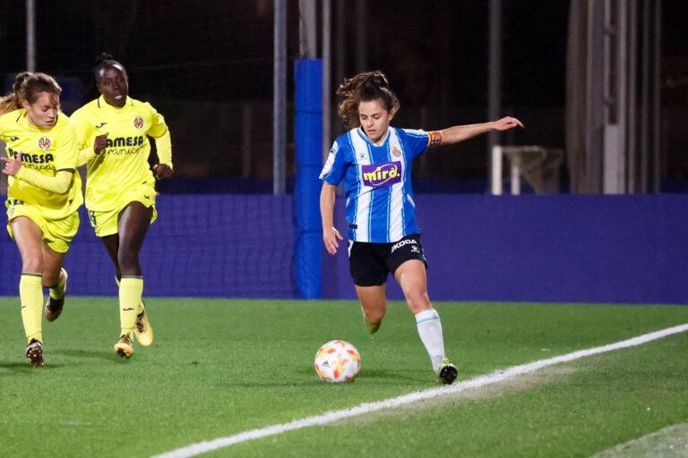 Carol Marín controla un balón en el Espanyol Femenino - Villarreal de la Copa de la Reina