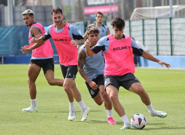 Los jugadores del Espanyol en un entrenamiento previo al partido ante el Racing de Santander