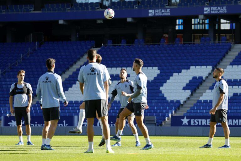 Los jugadores del Espanyol realizan un ejercicio con balón