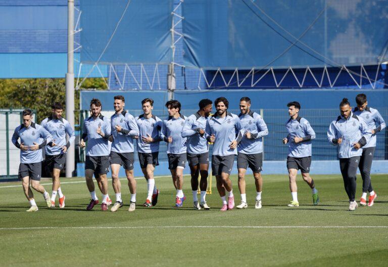 Los jugadores del Espanyol hacen carrera continúa en un entrenamiento