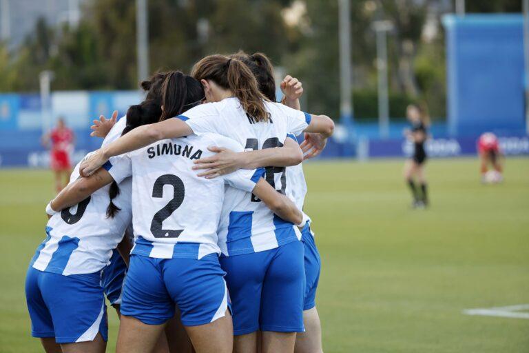 Las jugadoras del Espanyol Femenino celebra un gol ante la SE AEM en piña