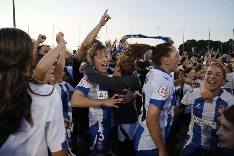 Las jugadoras del Espanyol Femenino celebran el ascenso con la afición en la Dani Jarque