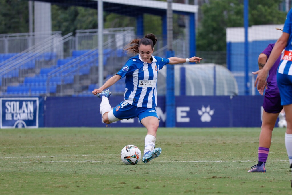 Amaia Martínez: "Sería increíble poder celebrar la permanencia con la afición" 1 Amaia Martínez despeja un balón en el Espanyol Femenino - Costa Adeje