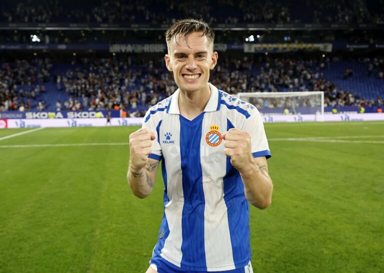 Pol Lozano en la celebración de la victoria