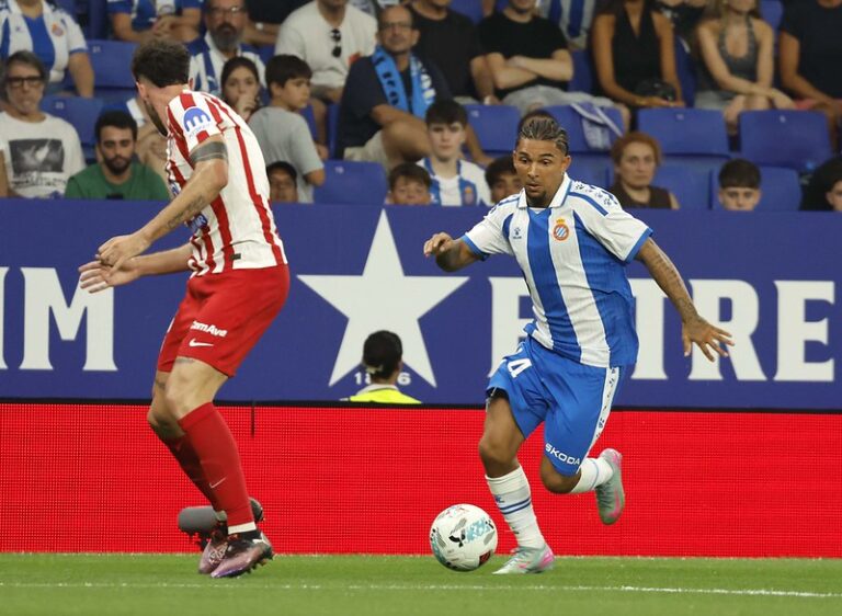 Tyrhys Dolan encarando a un jugador colchonero