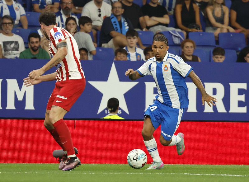 RCD Espanyol - Atlético de Madrid: Aquí se lucha hasta el final para ganar (2-1) 2 Tyrhys Dolan encarando a un jugador colchonero