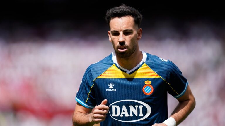 Edu Expósito sobre el césped del Pizjuán