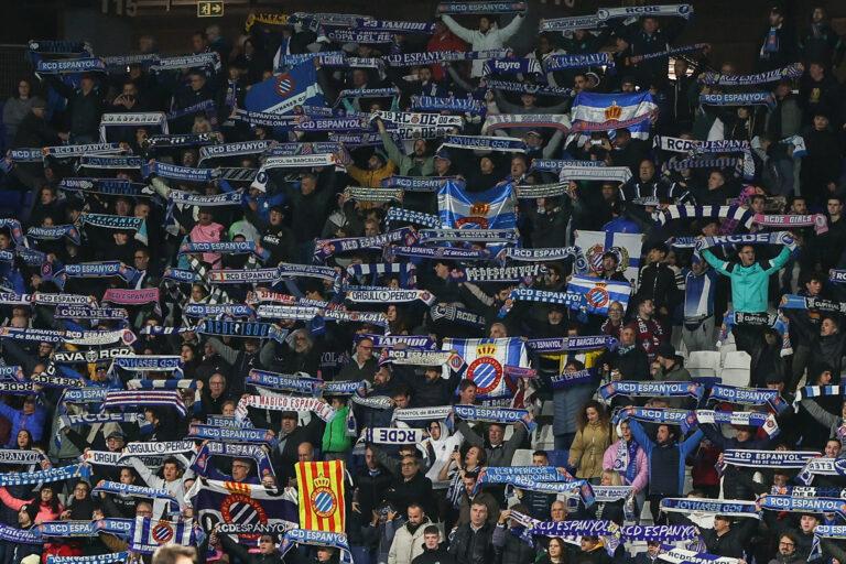 La afición del Espanyol no paró de animar ante el Eibar