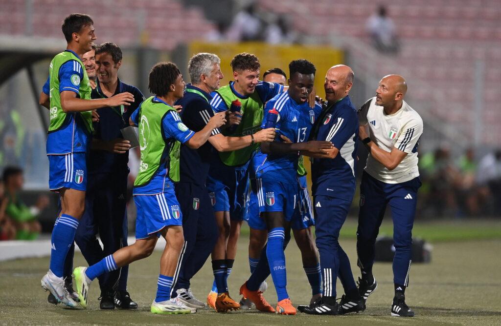 Luca Koleosho celebra el gol de Italia sub-19