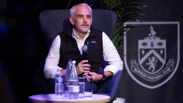 Alan Pace se dirige a un público en un acto del Burnley