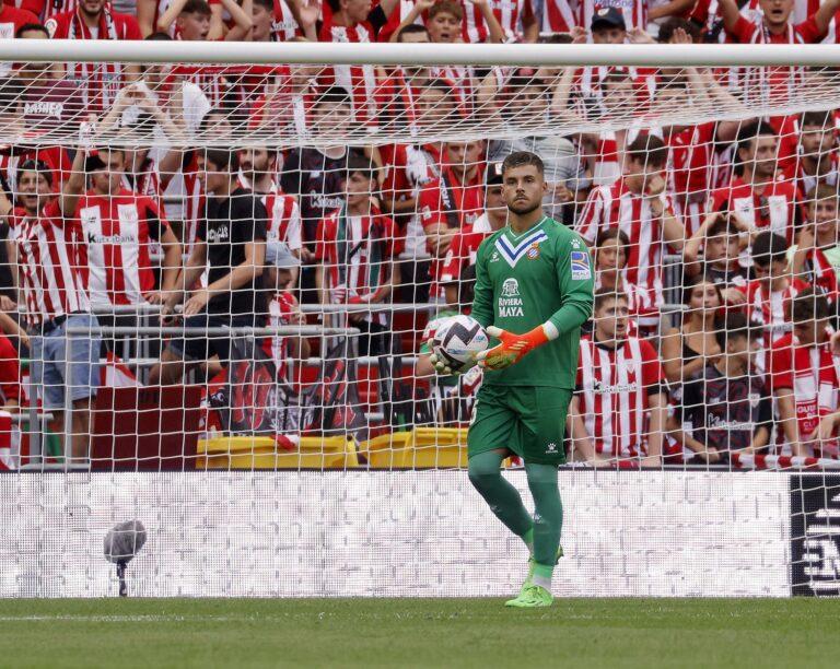 Álvaro jugando con el Espanyol en San Mamés.