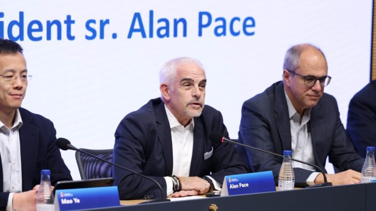 Alan Pace busca renacer las cifras de negocio en el Espanyol Alan Pace, en el acto en el que oficialmente actuó como presidente del Espanyol