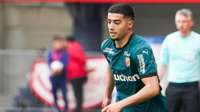 Anass Zaroury, en un partido como visitante con el RC Lens