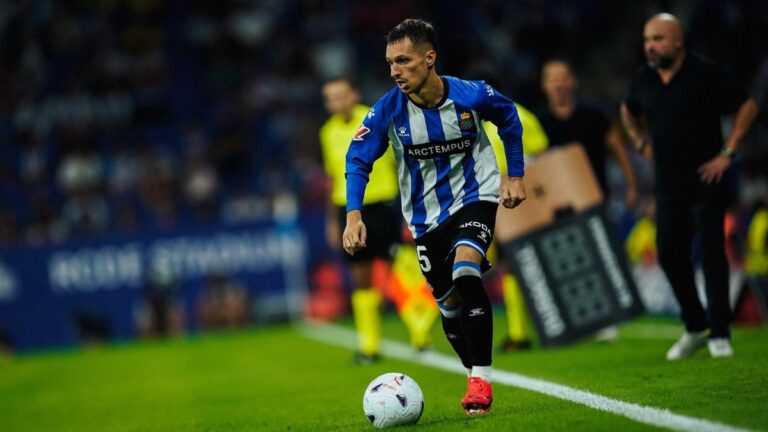 Bryan Zaragoza conduce un balón en el Espanyol - Sevilla FC