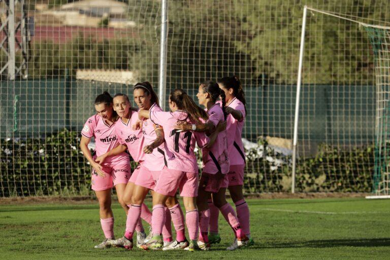 Las jugadoras del Espanyol femenino celebran un gol