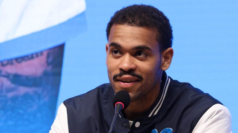 Cyril Ngonge se dirige a los medios de comunicación como jugador del Espanyol