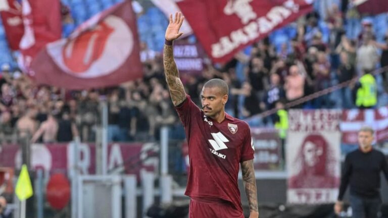 Cyril Ngonge dispuesto a lanzar una falta con el Torino