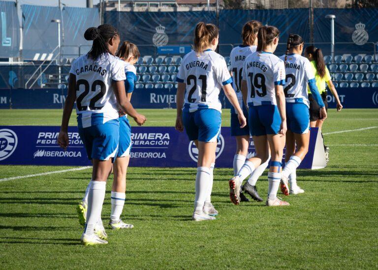 Las jugadoras del Espanyol Femenino saltan al campo de la Dani Jarque