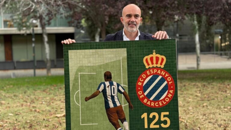 Daniel Sirera se suma al 125 aniversario del Espanyol con el gesto de conmemorar a la entidad con una réplica del mosaico que presidía la entrada del antiguo estadio de Sarrià