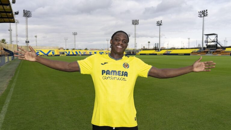 Etta Eyong, en su presentación como nuevo jugador del Villarreal CF