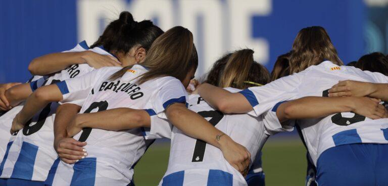 Piña del Espanyol Femenino antes de enfrentarse al Europa