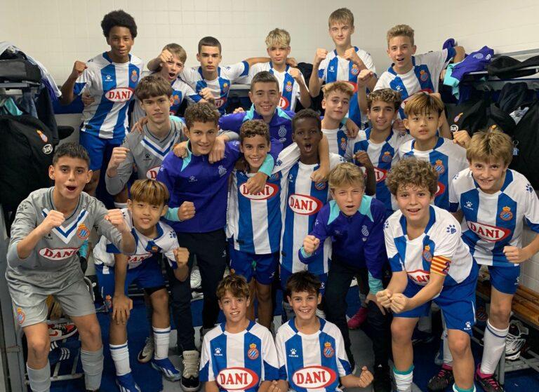 El Infantil B del Espanyol celebra su victoria en la Dani Jarque