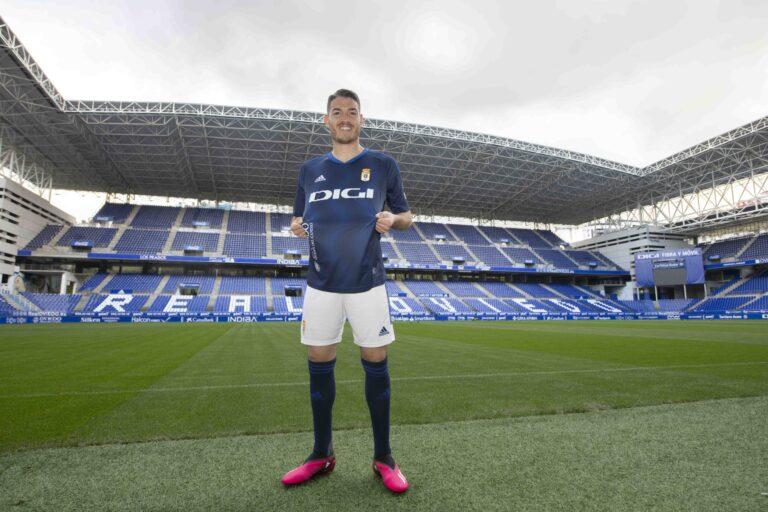 Manu Vallejo luce la camiseta del Real Oviedo en el Carlos Tartiere