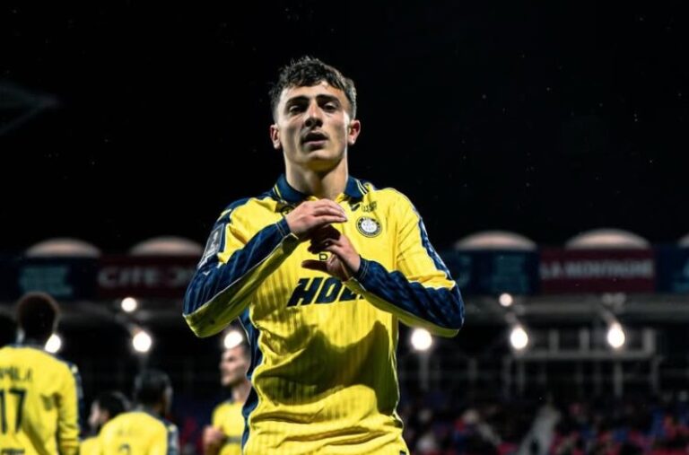 Giovani Versini en un partido de la Ligue 2 con el Pau FC