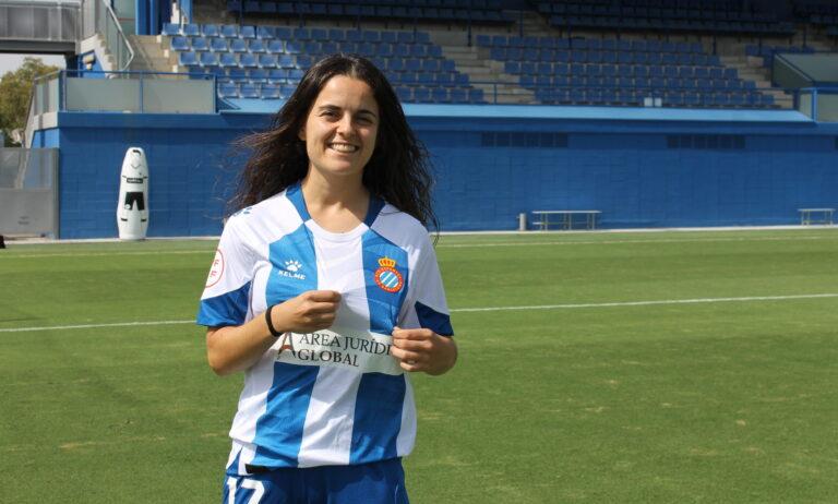 Carol Marín posa con la nueva camiseta del Espanyol Femenino