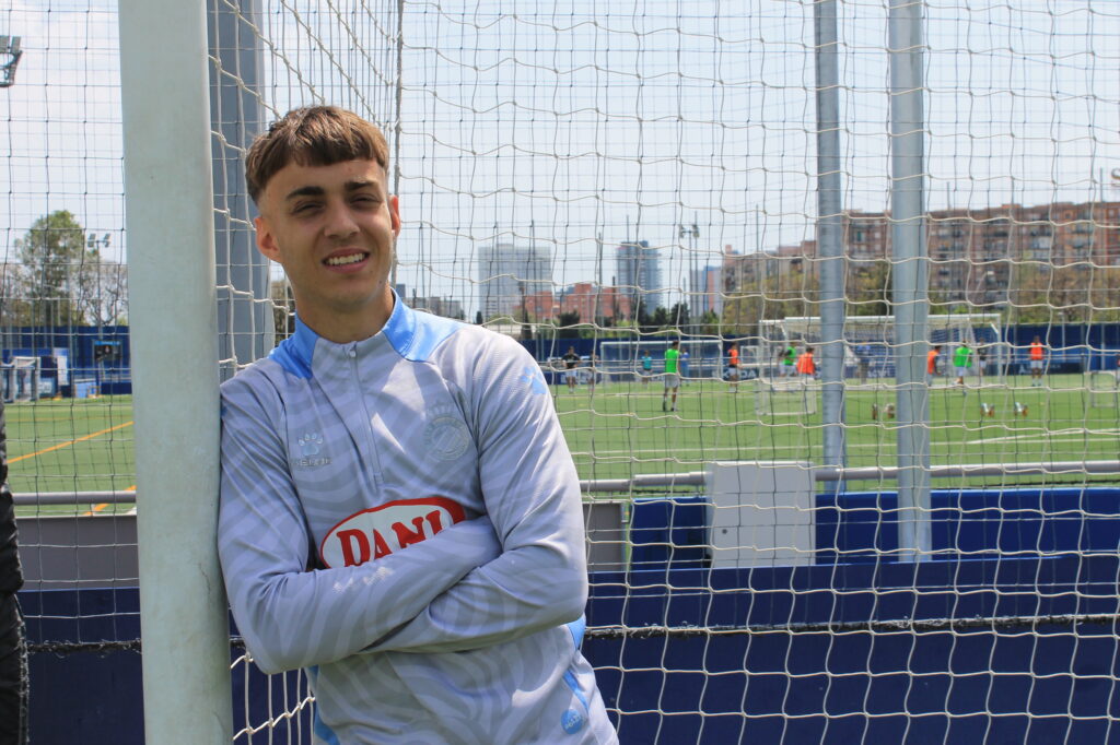 Jan Peries: "Ir a entrenar con el primer equipo te hace valorar mucho todo lo que tienes" 1 Jan Peries, durante la entrevista con 'El 1900'