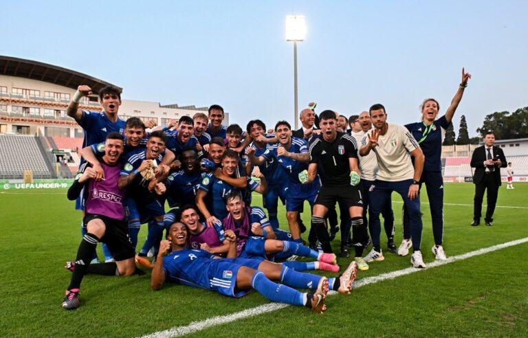 Luca Koleosho celebra una victoria con Italia