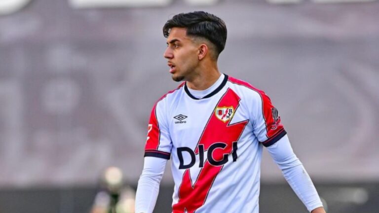 La opción de Ilias Akhomach sigue ‘abierta’ para el Espanyol Ilias Akhomach viste la camiseta del Rayo Vallecano