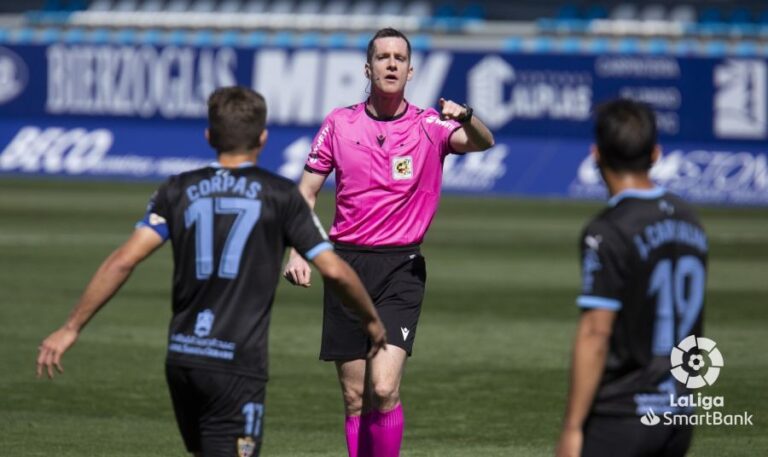 Iosu Galech Apezteguia dirige un partido de LaLiga Hypermotion