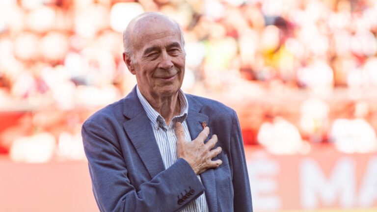 Jose Manuel Díaz, en un homenaje en un partido del Sporting de Gijón