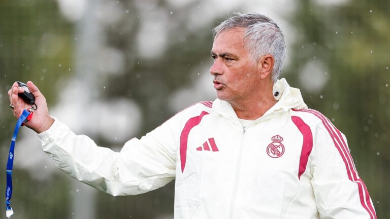 José Mourinho: «Hemos estudiado al Espanyol» José Mourinho dirige al Real Madrid bajo la lluvia