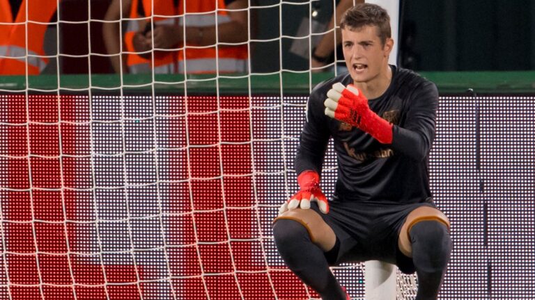 Julen Agirrezabala defiende la portería del Athletic Club de Bilbao en San Mamés