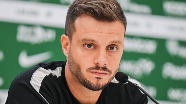 Martín Anselmi atiende a los medios de comunicación antes del Espanyol - Elche CF