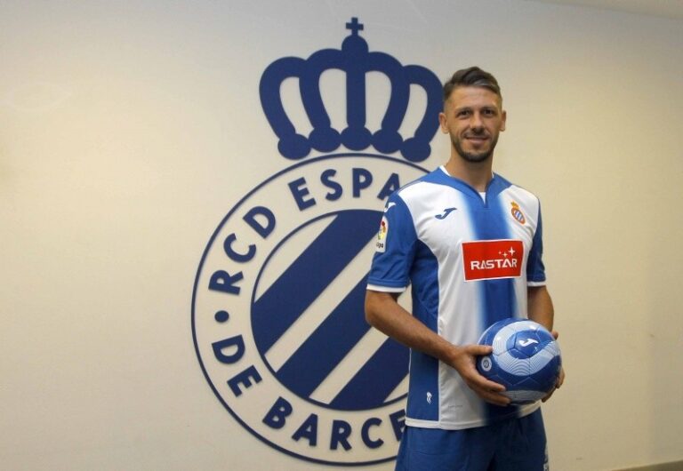 Martín Demichelis lidera a un Mallorca lleno de expericos Martín Demichelis posa con la camiseta del Espanyol en su presentación