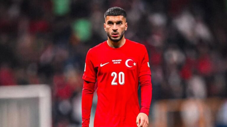 Oğuz Aydın viste la camiseta de Turquía en un partido internacional