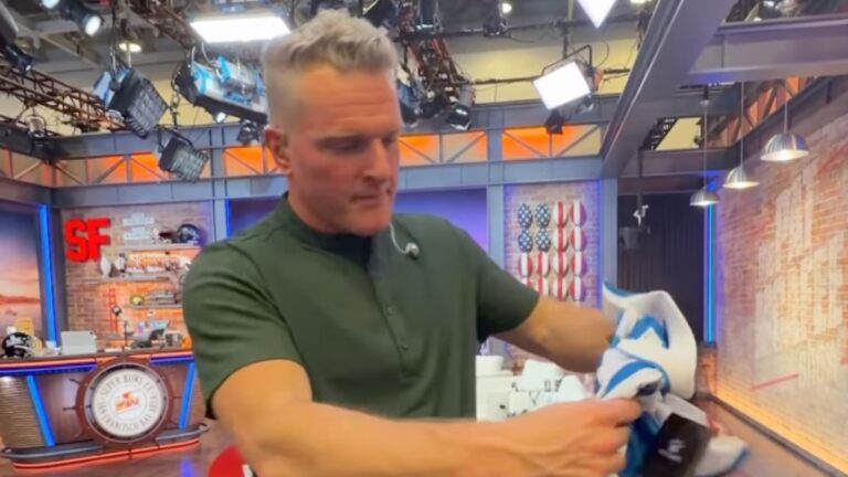 La camiseta del Espanyol se cuela en un show de Estados Unidos Pat McAfee se ilusiona al recibir en directo una camiseta del Espanyol