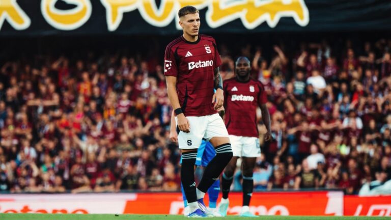 Patrik Vydra luce la camiseta del Sparta de Praga en partido oficial