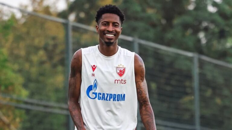 Peter Olayinka entrena con el Estrella Roja