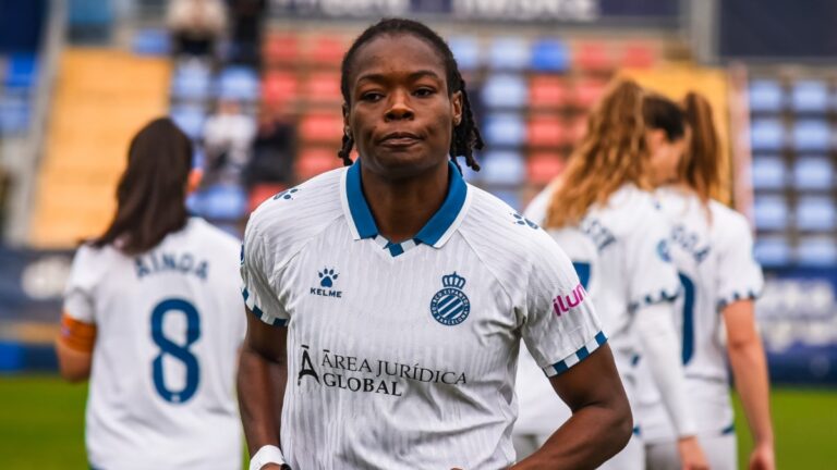 Phoenetia Browne tuvo minutos en el Levante UD - Espanyol Femenino