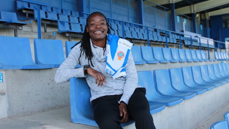 Phoenetia Browne: «No jugaba a fútbol porque no se llevaba, pero todo empezó en Nueva Jersey» Phoenetia Browne posa con la camiseta del Espanyol Femenino