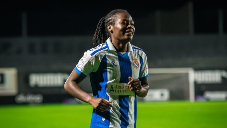 Phoenetia Browne, titular en el Valencia CF - Espanyol Femenino