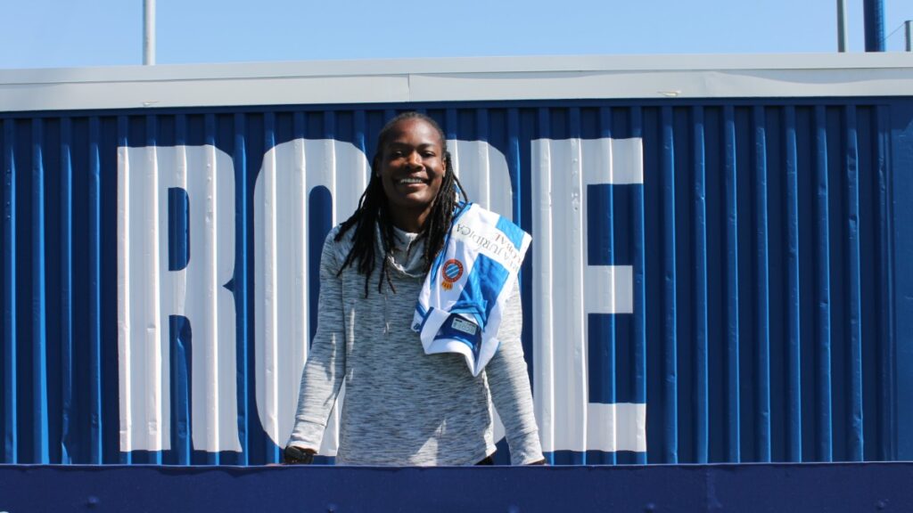 Phoenetia Browne: "No jugaba a fútbol porque no se llevaba, pero todo empezó en Nueva Jersey" 2 Phoenetia Browne atiende a 'El 1900' en la CE Dani Jarque