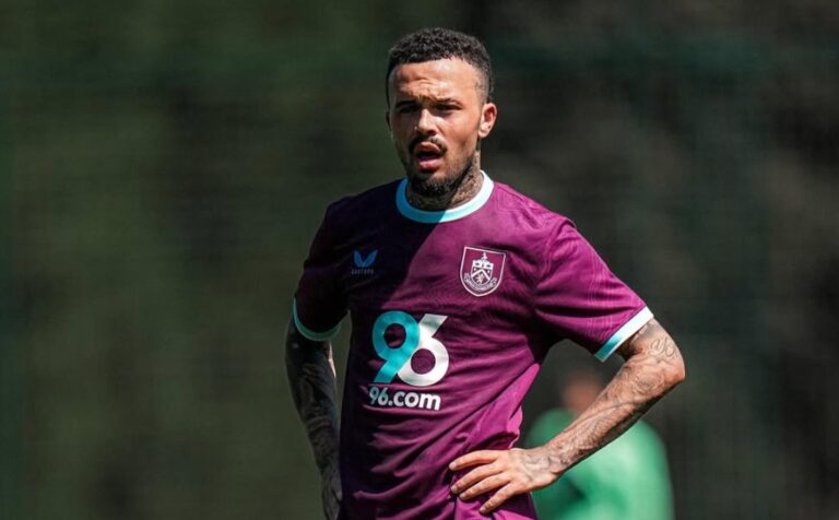 Quilindschy Hartman, en un amistoso con el Burnley FC