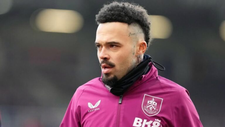 Quilindschy Hartman, en un partido con el Burnley FC