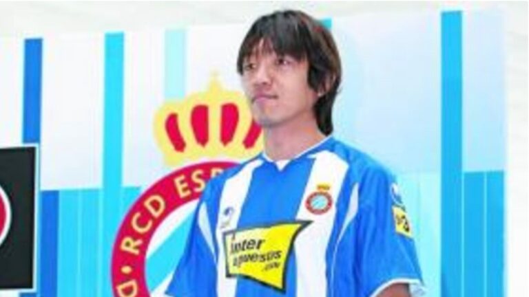 Shunsuke Nakamura viste la blanquiazul en su presentación como jugador del Espanyol