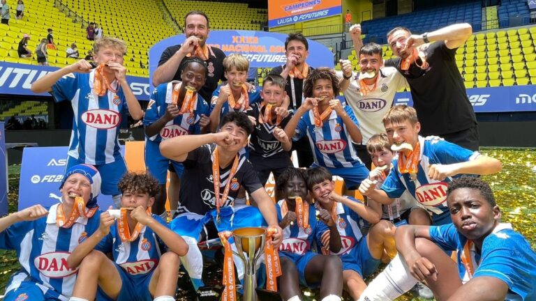 El Alevín A celebra sobre el césped de La Cerámica el campeonato de LaLiga FC Futures